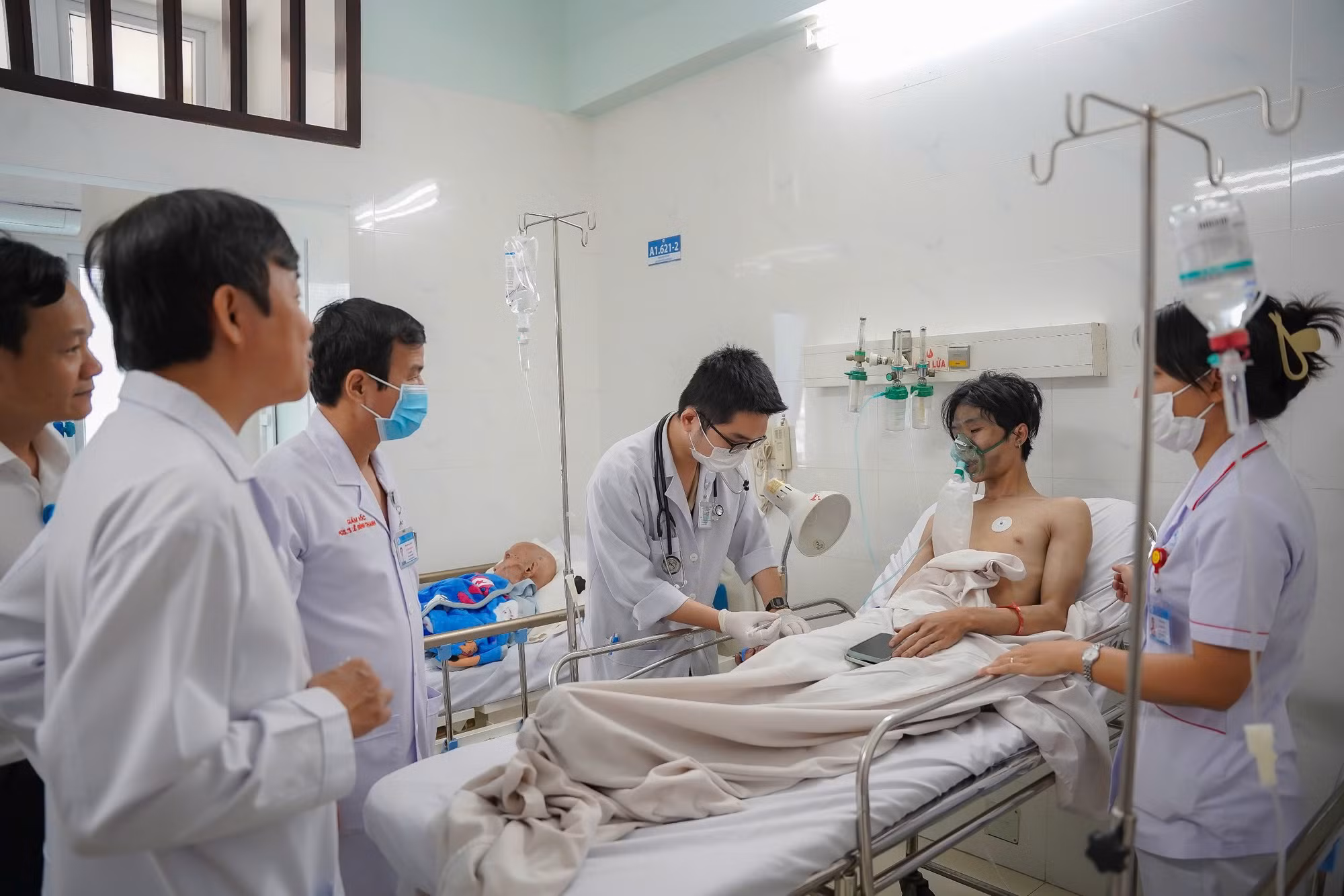 Cấp cứu kịp thời 13 nạn nhân của vụ cháy tại quận Tân Bình -3