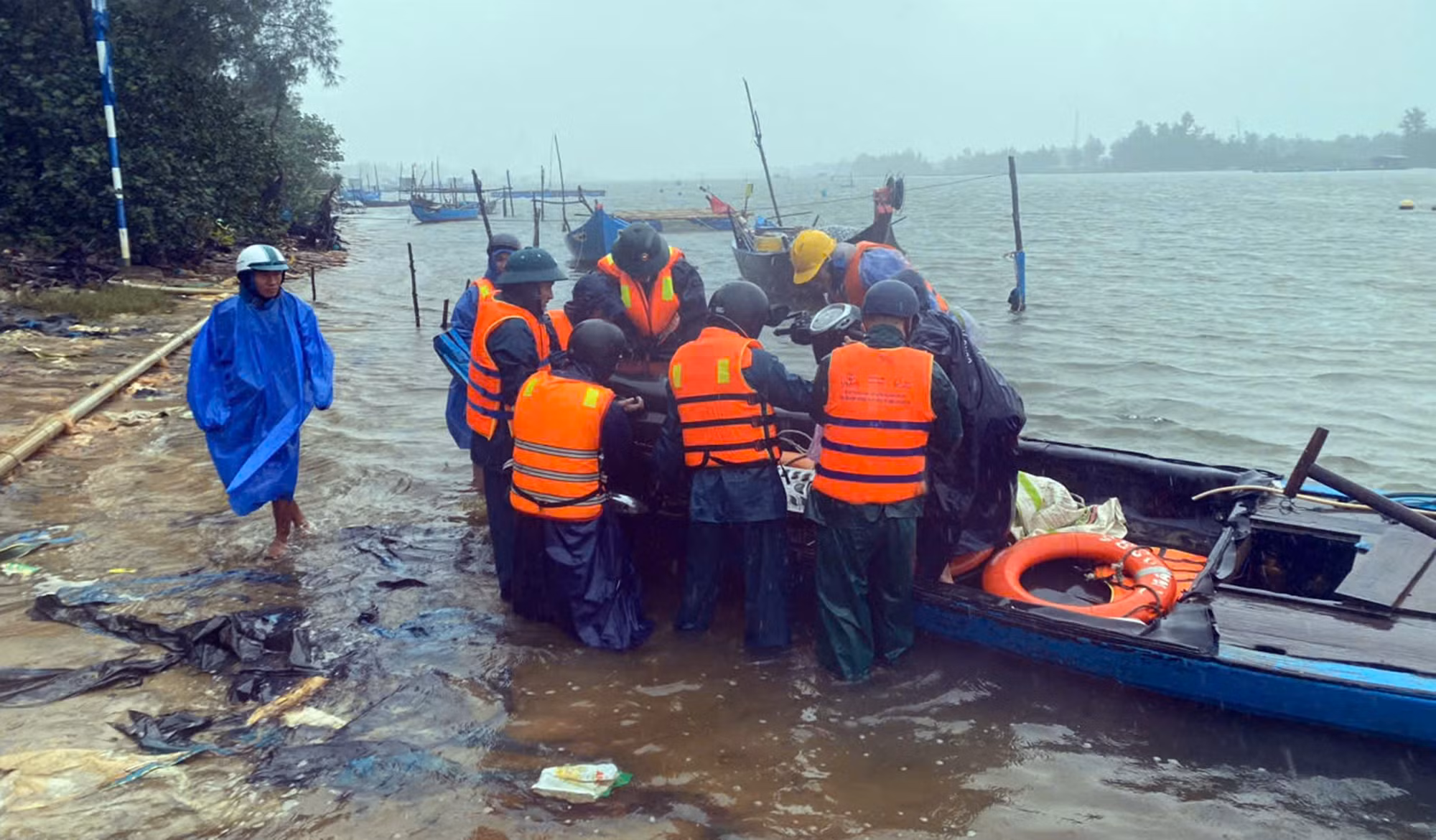 21 người được cứu sống khi phà bị chìm trên sông Trường Giang -0