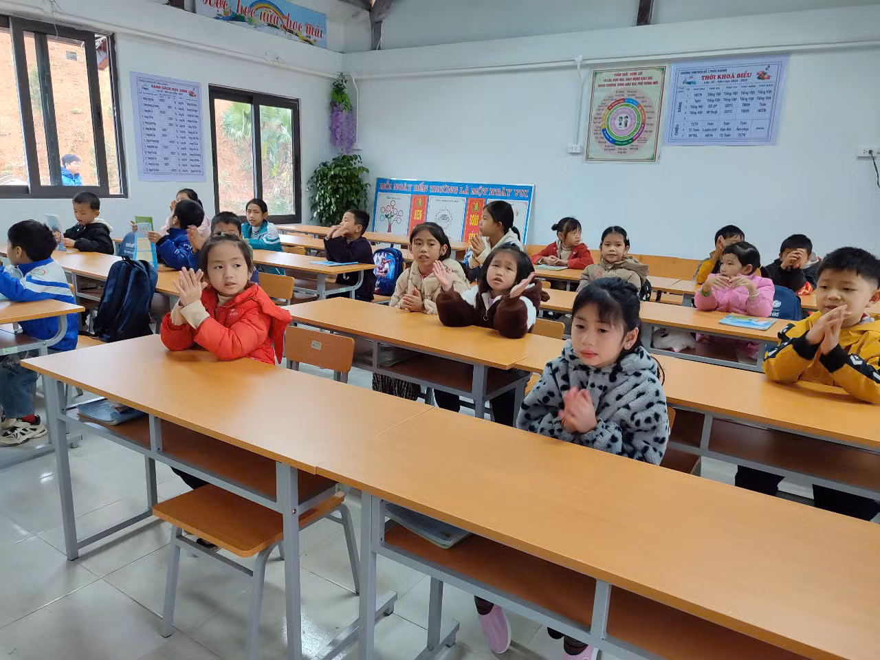 Rộn rã tiếng trẻ thơ ở những điểm trường Làng Nủ -0