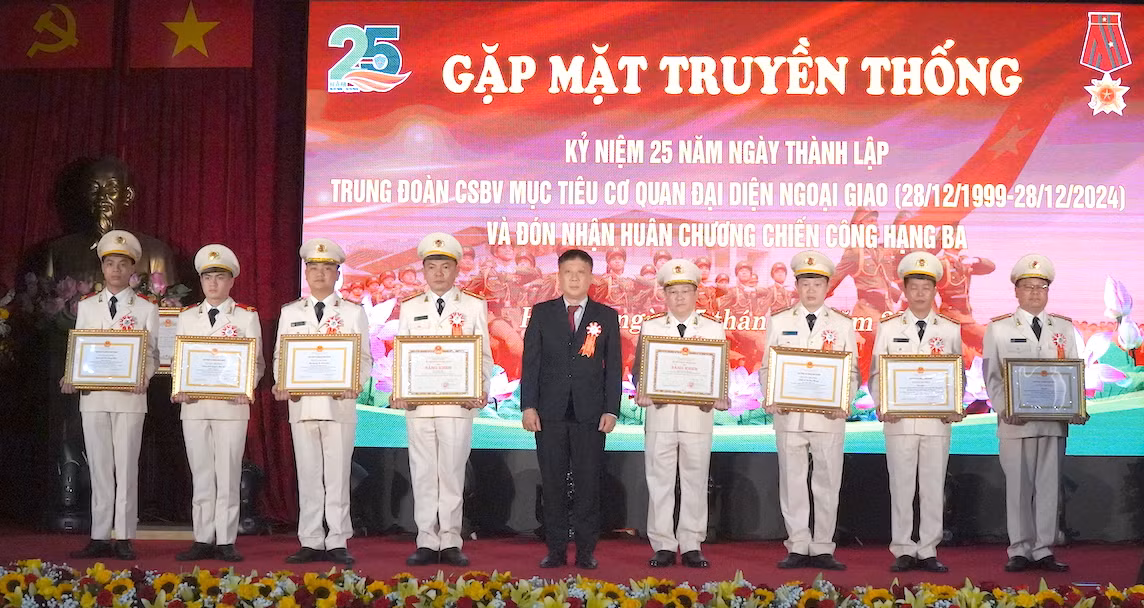 Trung đoàn Cảnh sát bảo vệ mục tiêu Cơ quan đại diện Ngoại giao đón nhận Huân chương Chiến công hạng Ba -0