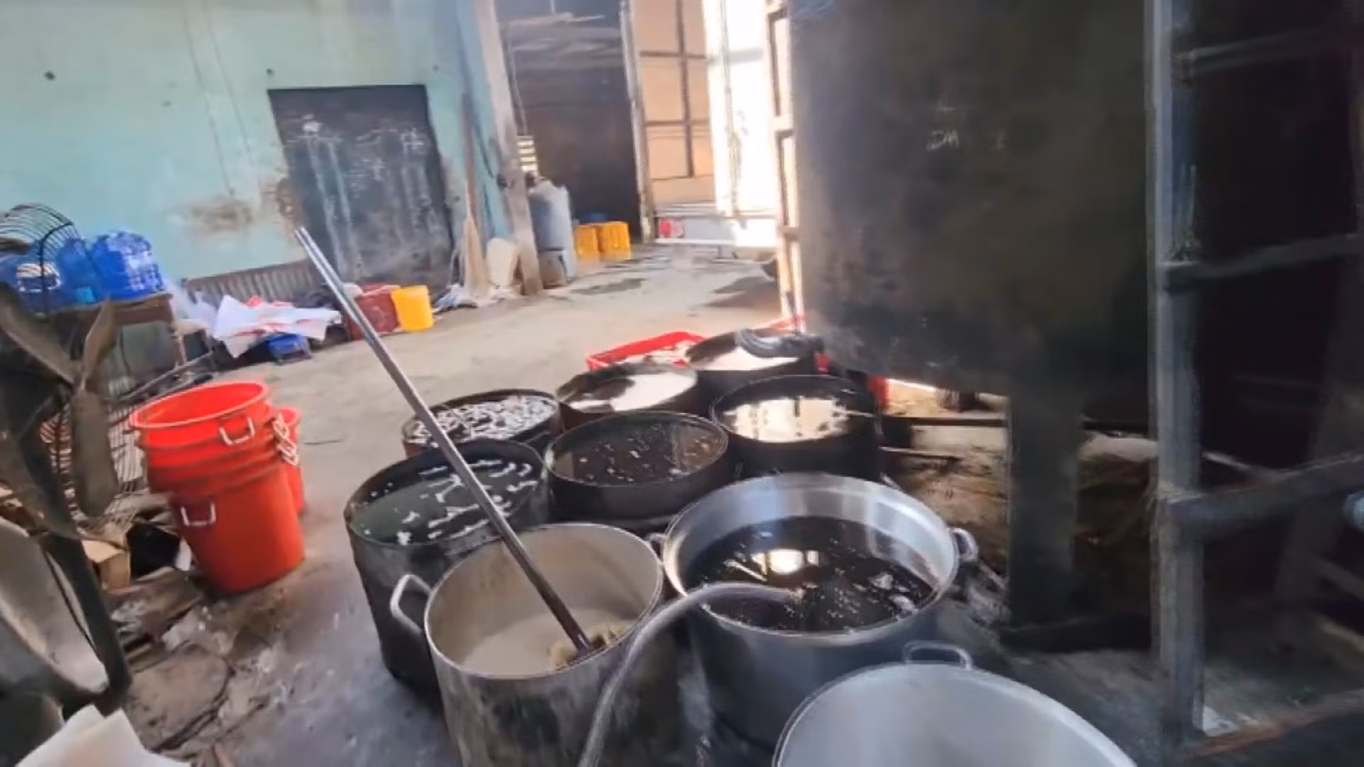 Phát hiện hàng tấn mỡ bốc mùi trong lò chế biến và kho lạnh -0