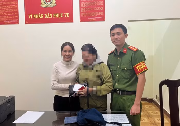 Bất ngờ nhặt được 4 cây vàng 9999 ở hội chợ -0