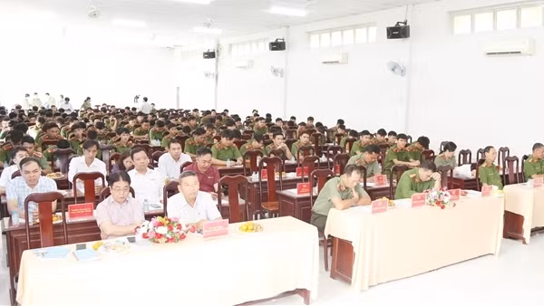 Tư vấn hướng nghiệp, học nghề cho trên 230 chiến sĩ nghĩa vụ CAND chuẩn bị xuất ngũ