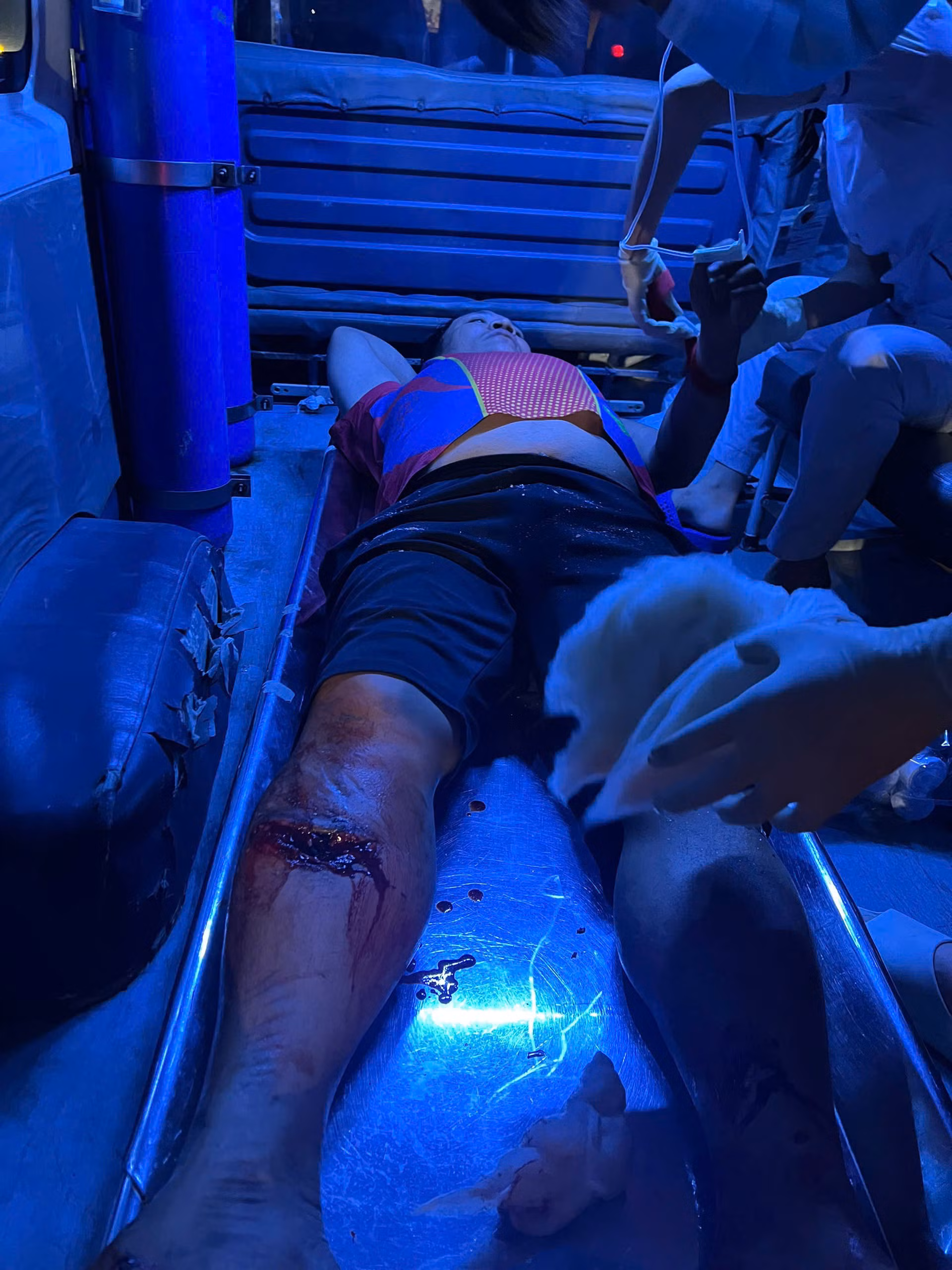 Kịp thời cứu nạn tài xế kẹt trong ca bin biến dạng sau tai nạn trong đêm -1
