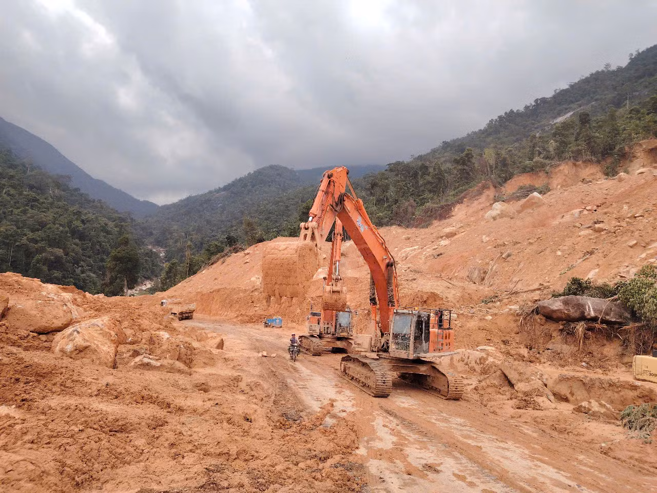 Thông xe qua đèo Khánh Lê từ 7h sáng mai nhưng vẫn phải đóng đường ban đêm -0