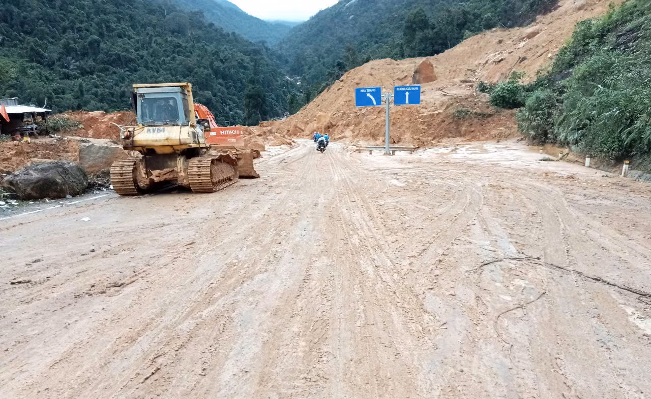 Khen thưởng 4 đơn vị cứu nạn, cứu hộ và khắc phục sạt lở trên đèo Khánh Lê -0