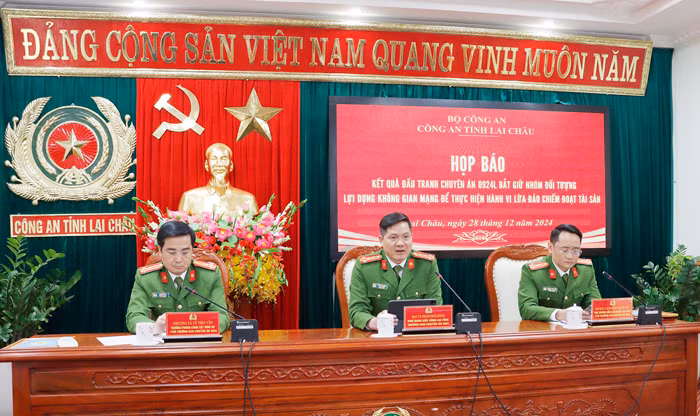 Công an Lai Châu công bố kết quả triệt phá đường dây lừa đảo công nghệ cao xuyên biên giới -1