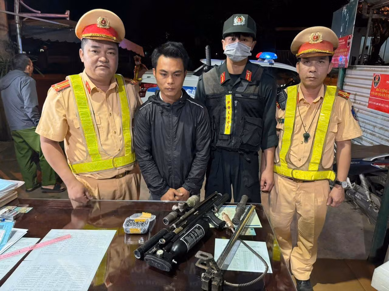 CSGT liên tiếp phát hiện, bắt giữ vận chuyển pháo nổ và vũ khí trái phép -0