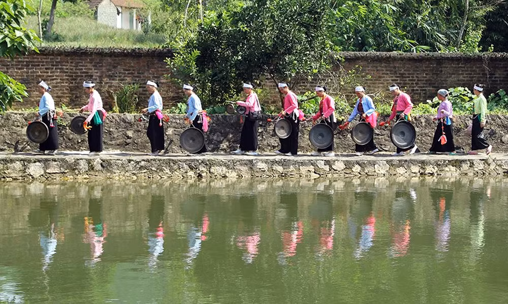 6-công chiêng của dân làng khánh chúc bãi chuẩn bị vào hội xuân.jpg -1