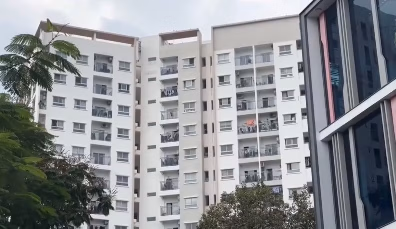 Cứu cháu bé và nhiều người trong vụ cháy căn hộ trên tầng 14 -0