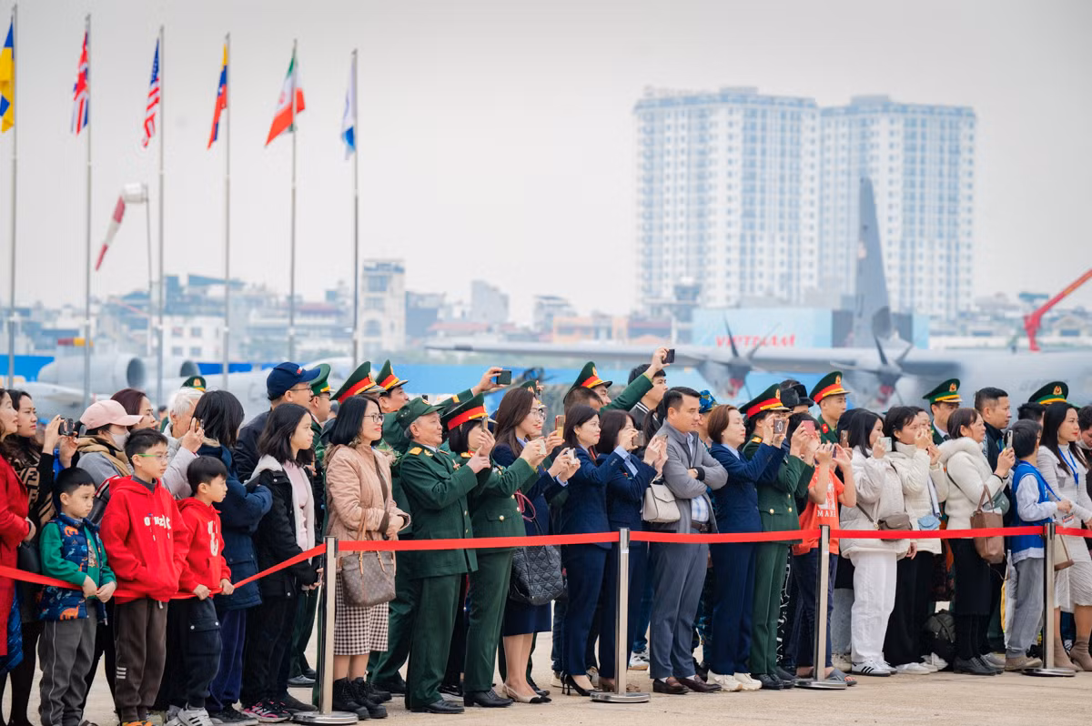 Chó nghiệp vụ từng cứu hộ Làng Nủ, trình diễn phục vụ người dân tham quan Triển lãm Quốc phòng quốc tế Việt Nam 2024 -0