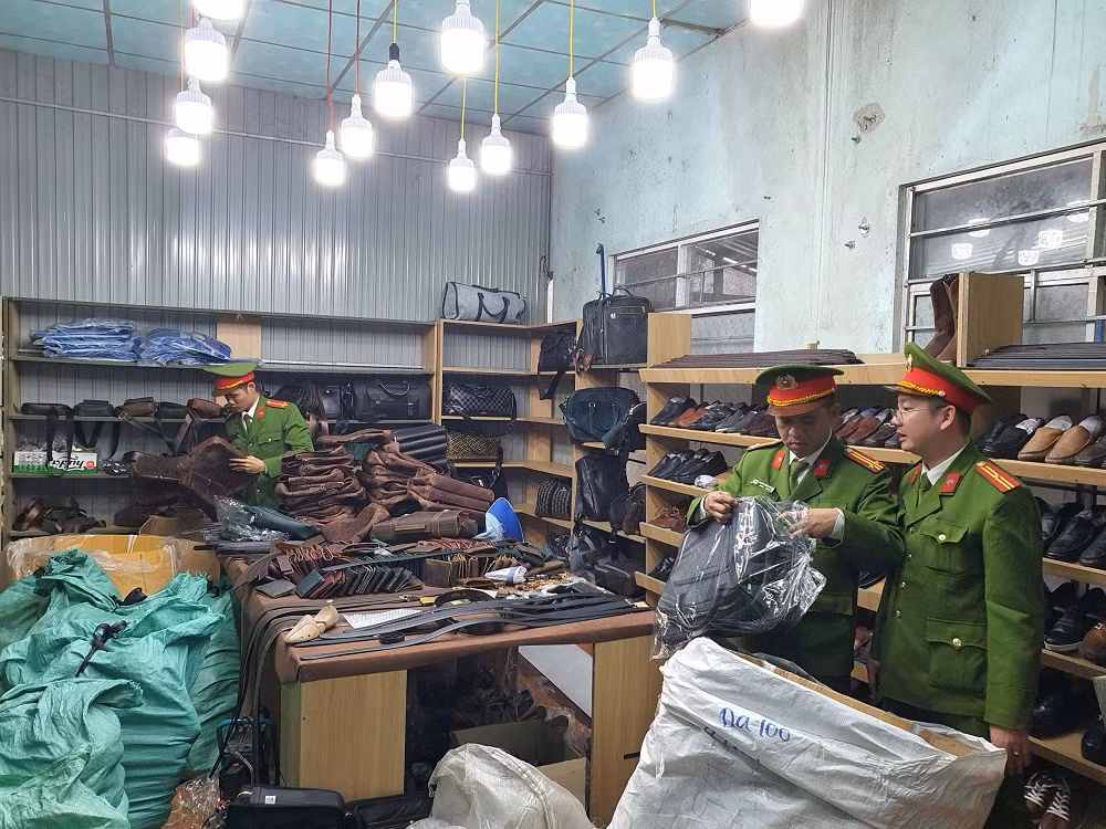 Phá chuyên án sản xuất hàng “nhái” các thương hiệu nổi tiếng -0