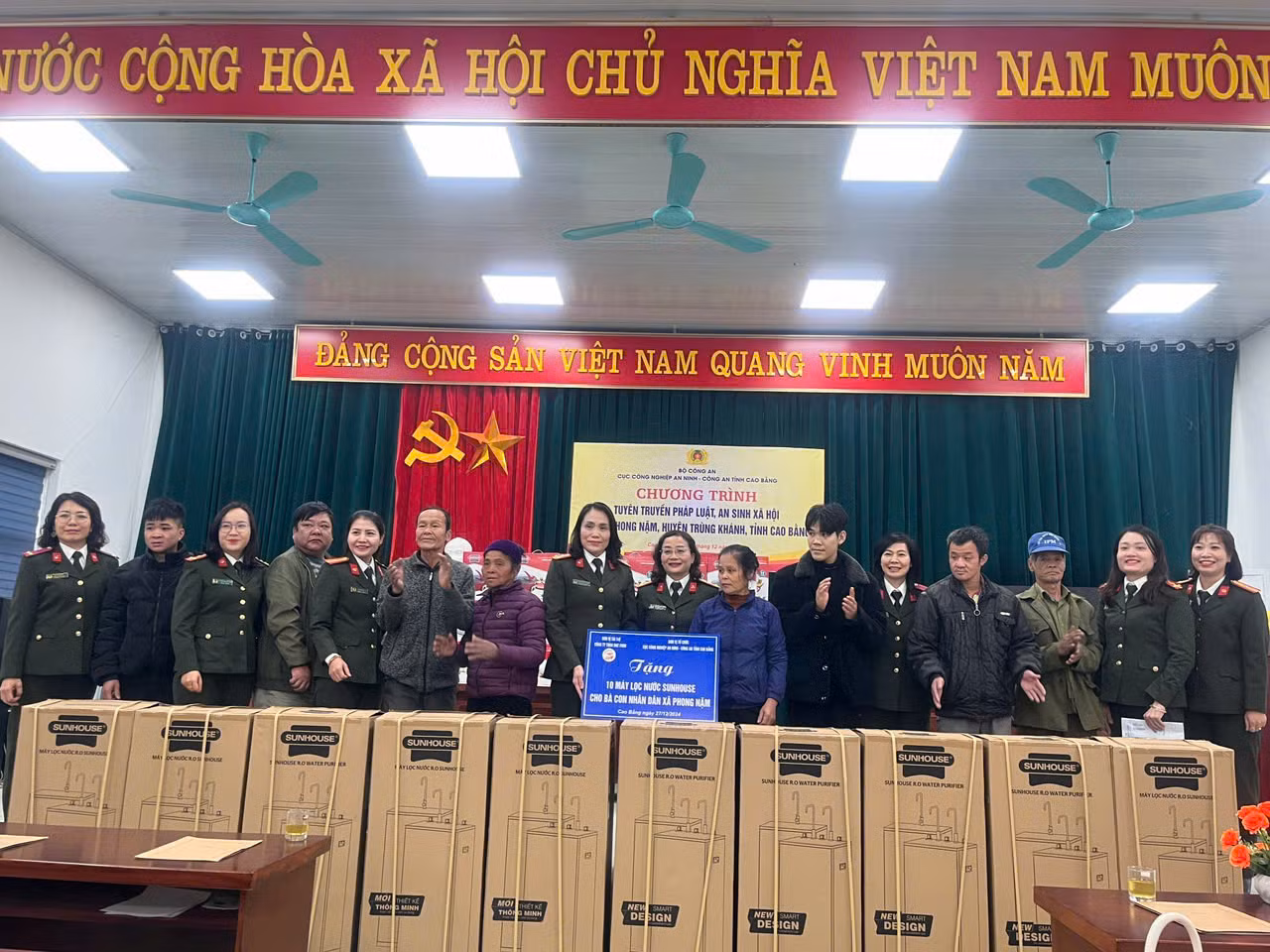 Cục Công nghiệp an ninh tặng quà trị giá trên 320 triệu đồng cho phụ nữ, học sinh nghèo ở Cao Bằng -0