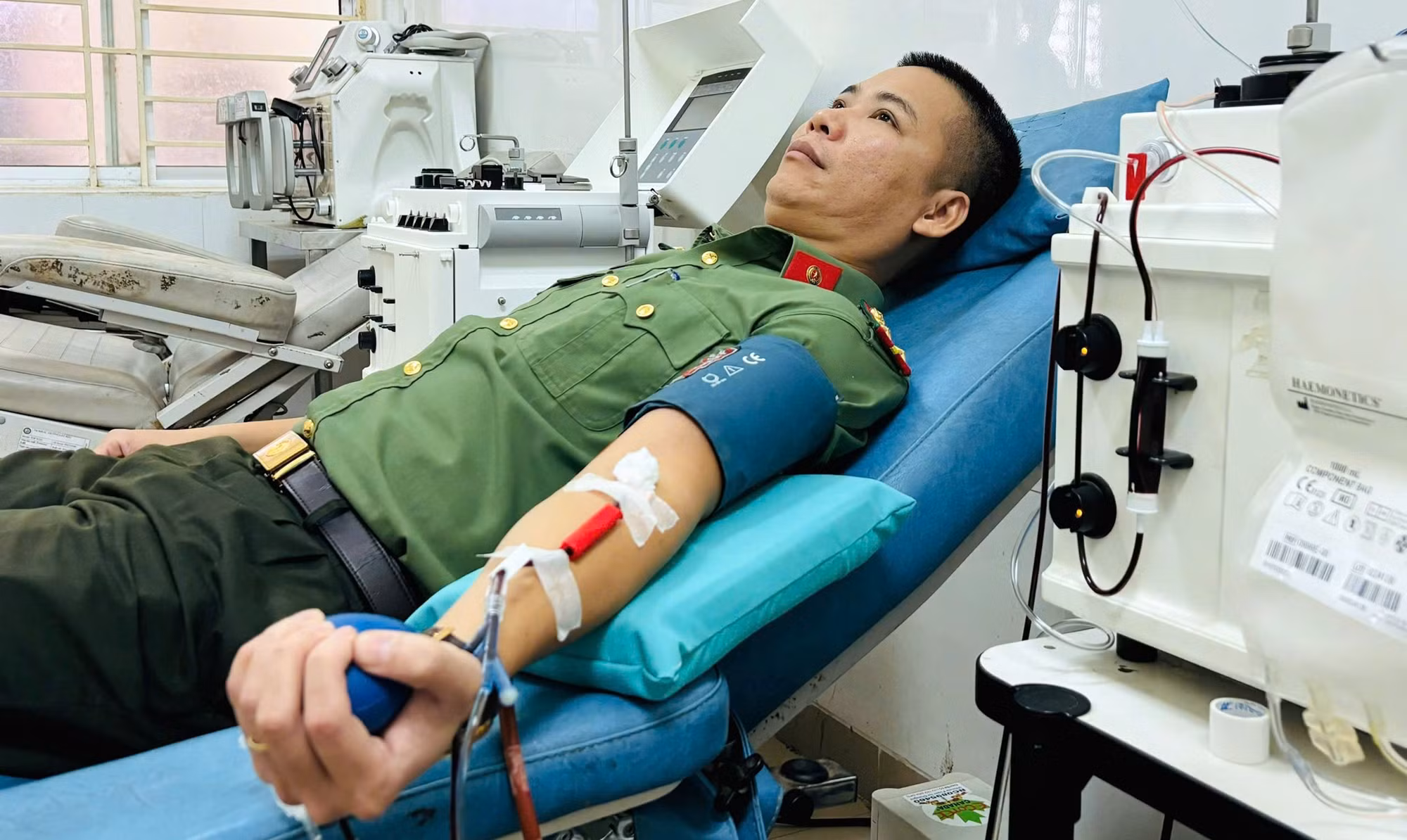 Đại úy Công an từ Quảng Nam ra Đà Nẵng hiến máu cứu người -0