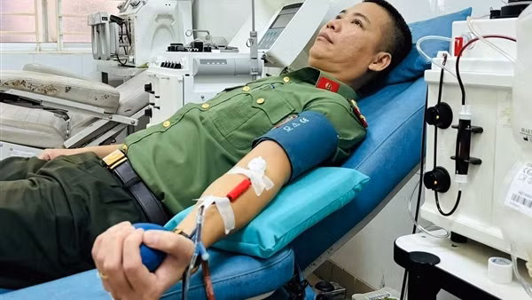 Đại úy Công an từ Quảng Nam ra Đà Nẵng hiến máu cứu người