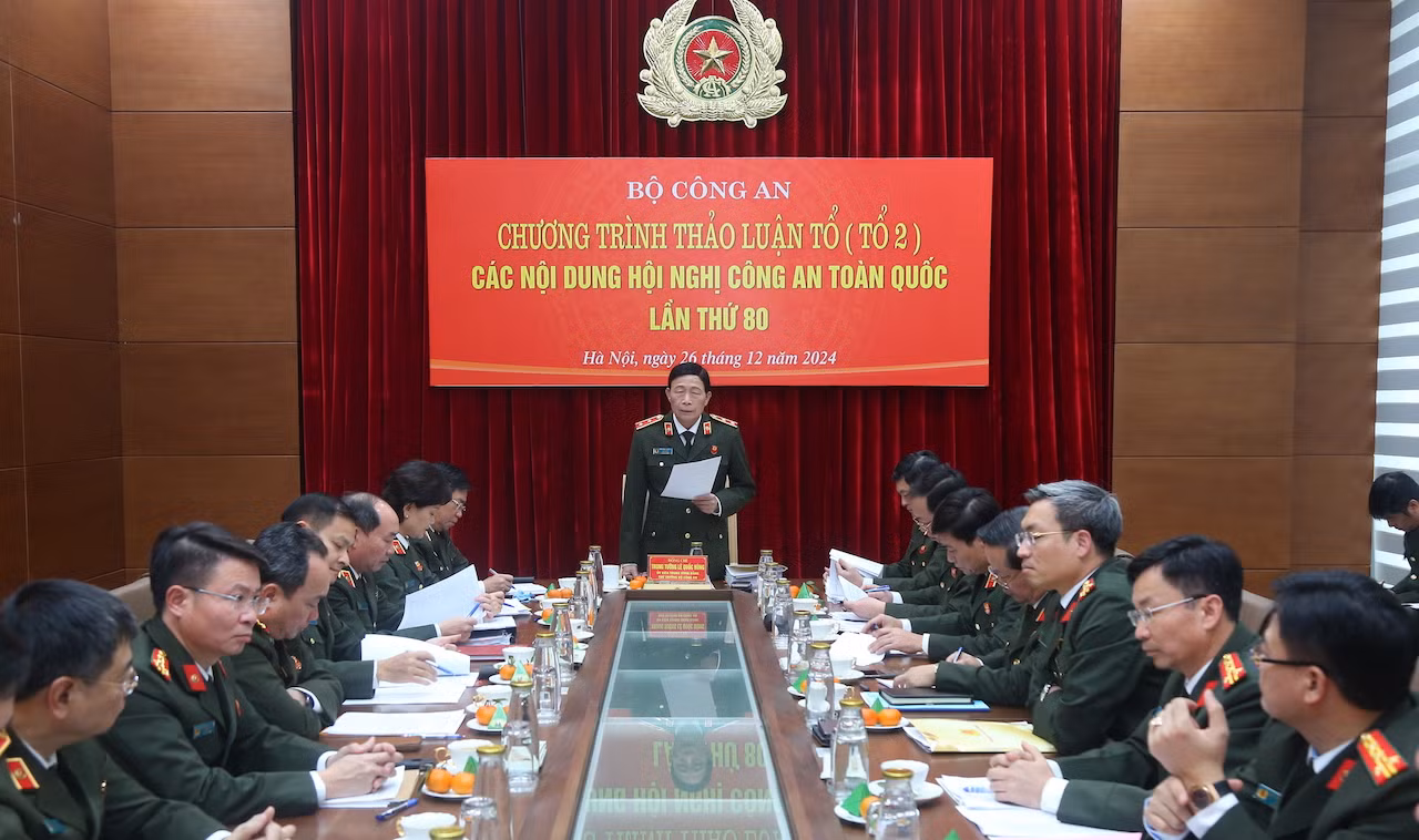 Thứ trưởng Lê Quốc Hùng điều hành thảo luận tại Tổ 2.