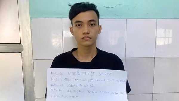 Lại chiêu dàn cảnh “vờ rơi dép” để cướp xe máy