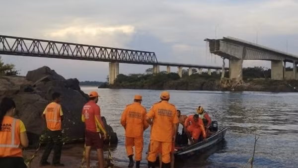Sập cầu ở Brazil, xe bồn chở axit rơi xuống sông