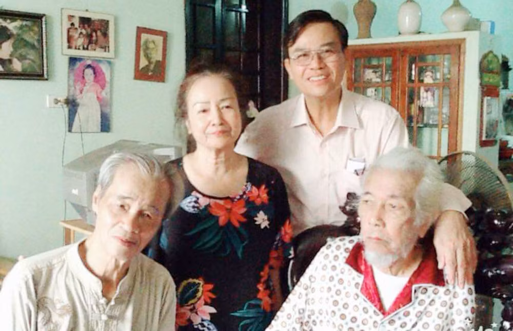 nhà văn xuân đức ngoài cùng bên trái và nsnd kim qúy ở giữa, nsnd xuân đàm ngoài cùng bên phải, ctv.jpg -0