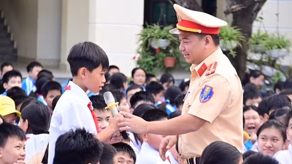 Nhiều cách làm hay ngăn ngừa học sinh vi phạm giao thông ở Hải Phòng, Quảng Ninh
