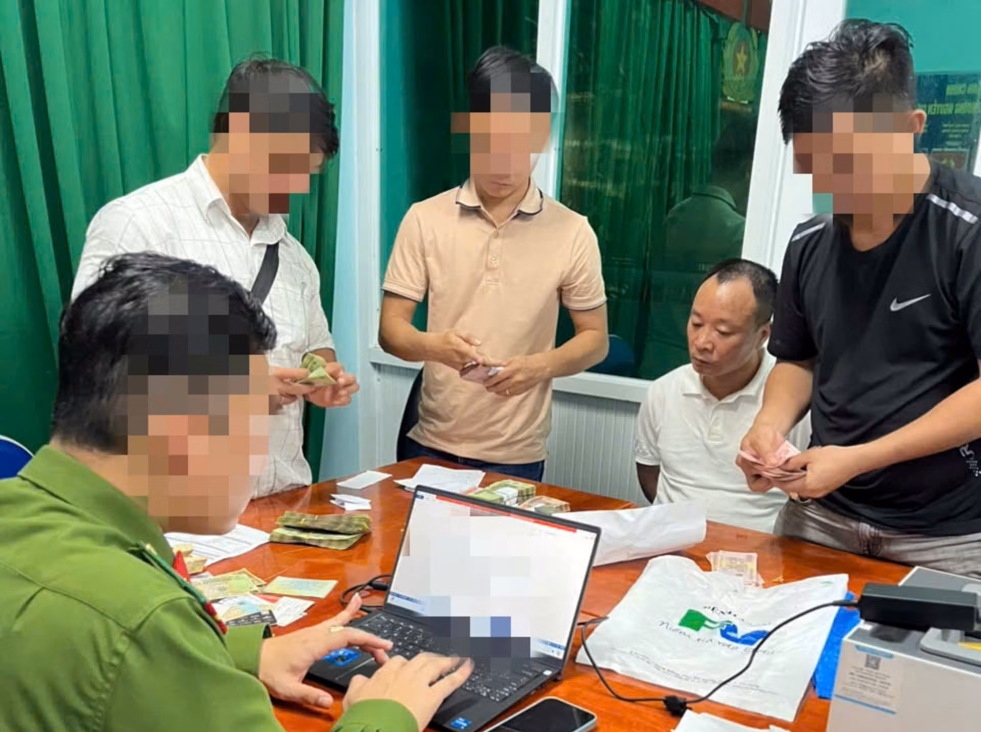 Bắt giữ người bán cháo lòng giả danh “cục phó cục cảnh sát hình sự” lừa chạy án -0