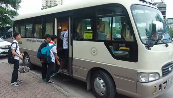 Nhiều xe hợp đồng vi phạm đưa đón học sinh