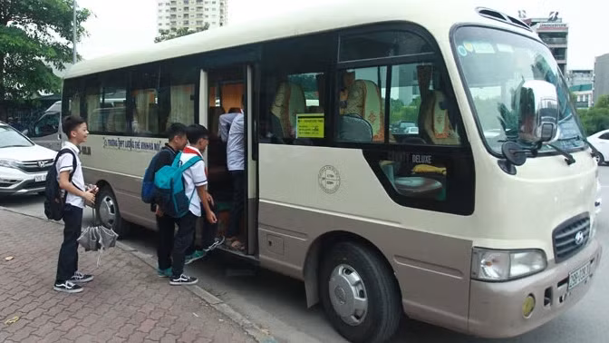 Nhiều xe hợp đồng vi phạm đưa đón học sinh -0