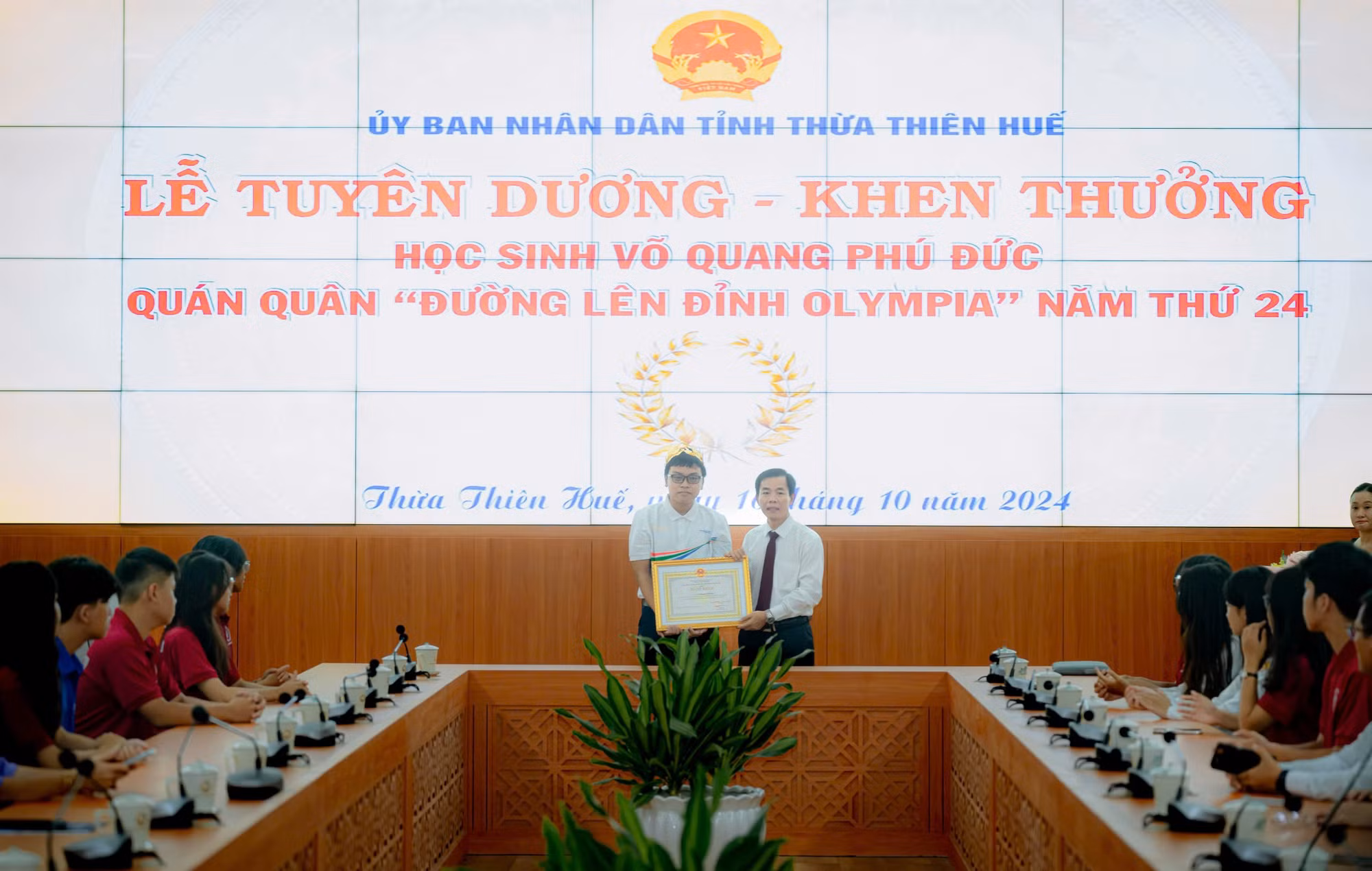 Thừa Thiên Huế tuyên dương, khen thưởng Quán quân Olympia -0