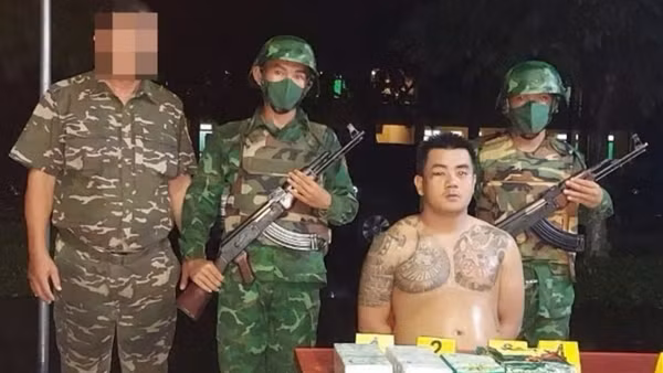 Bơi theo sông từ Campuchia về Việt Nam "ôm" theo 4kg ma túy