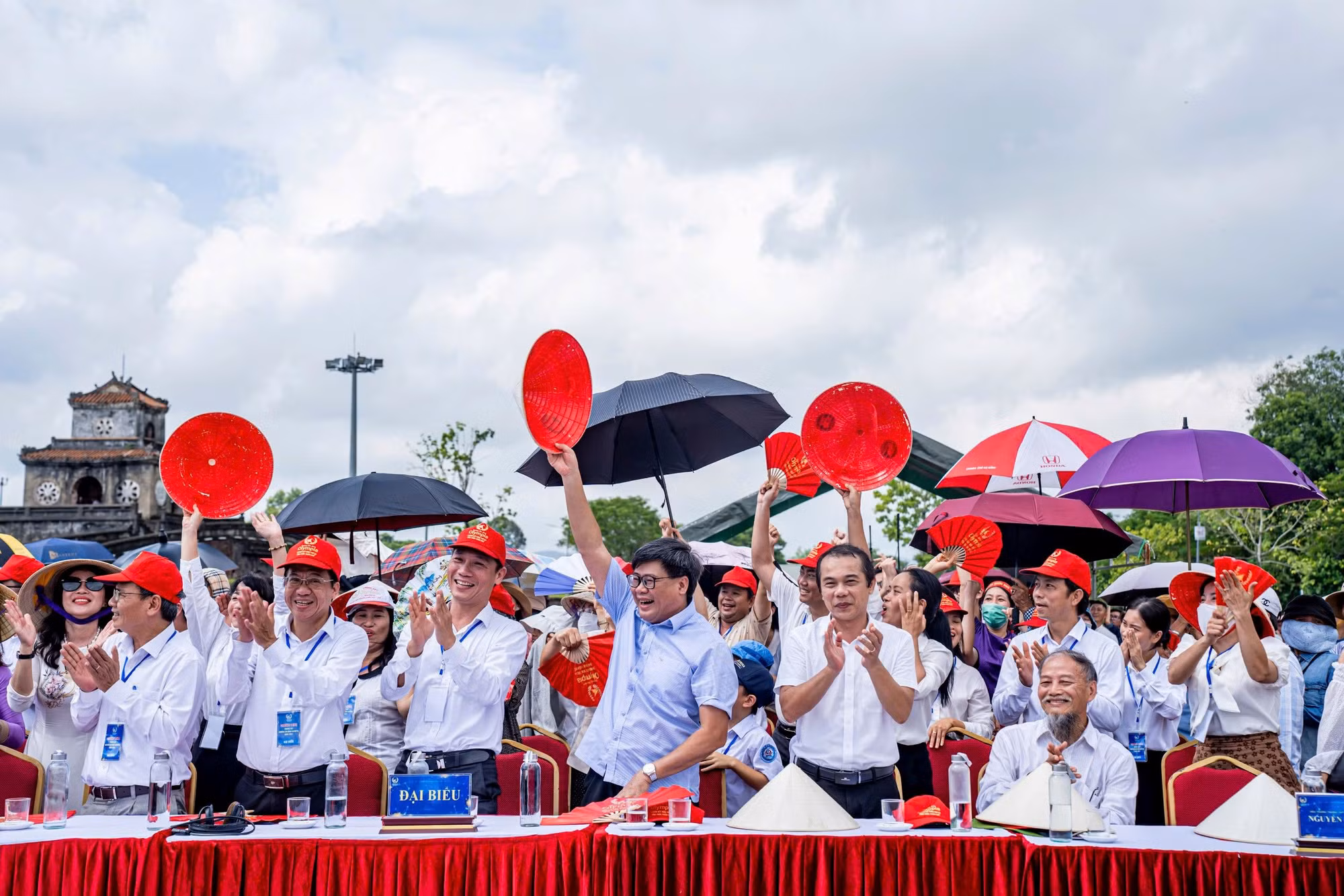 Hàng nghìn học sinh ở Cố đô Huế đội nón lá cổ vũ “nhà vô địch Olympia” Võ Quang Phú Đức -0