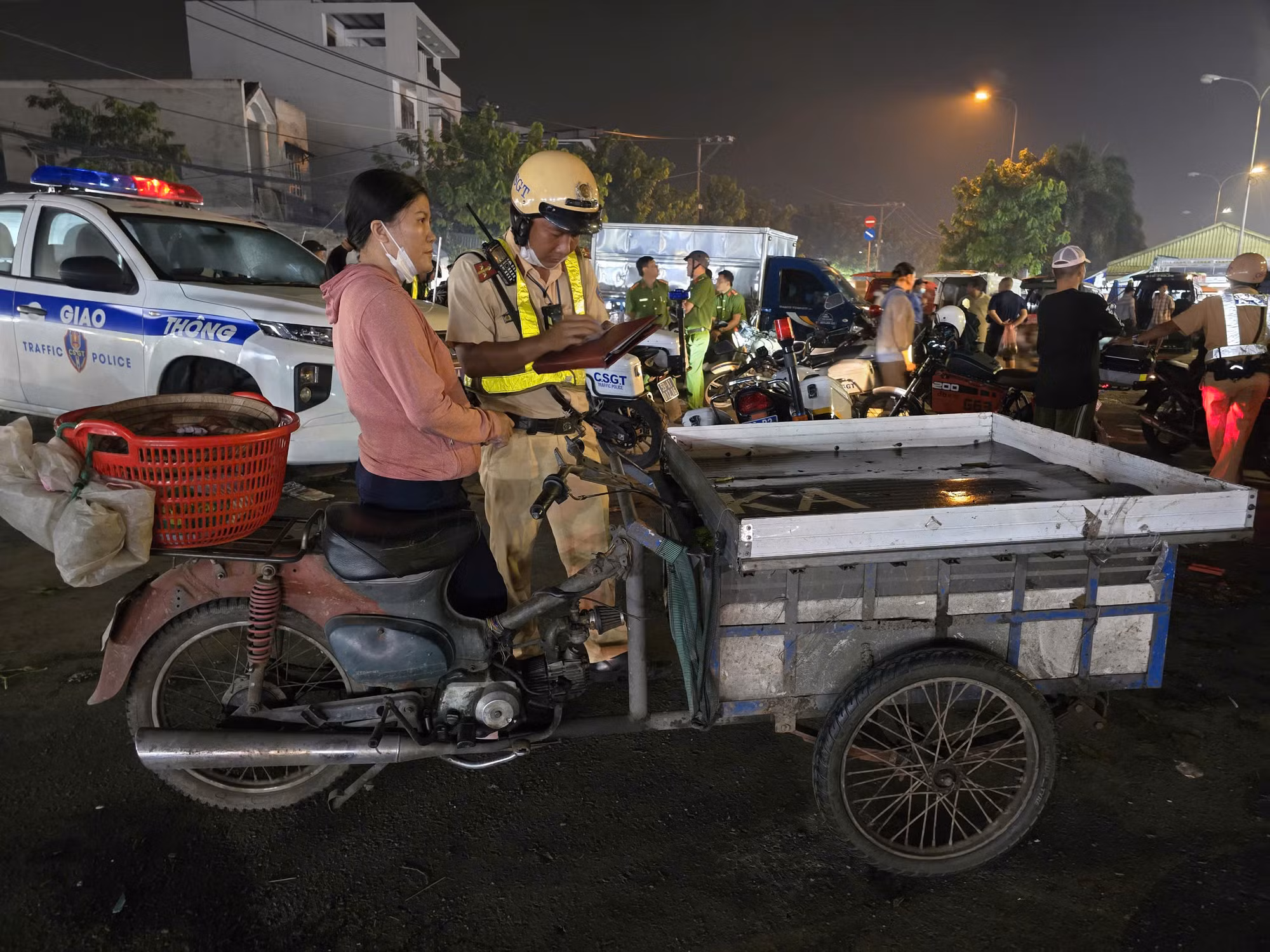 Mạnh tay xóa nguy cơ TNGT liên quan đến xe mù, xe quá đát khu vực chợ đầu mối -2