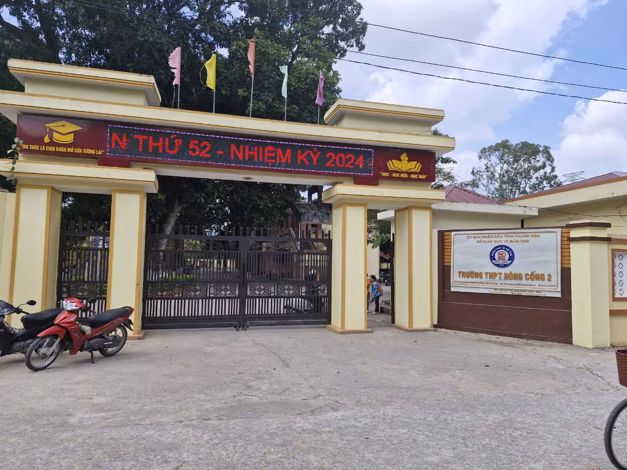 Nữ sinh lớp 11 bị nhóm bạn hành hung đã về Thanh Hoá dưỡng thương -0