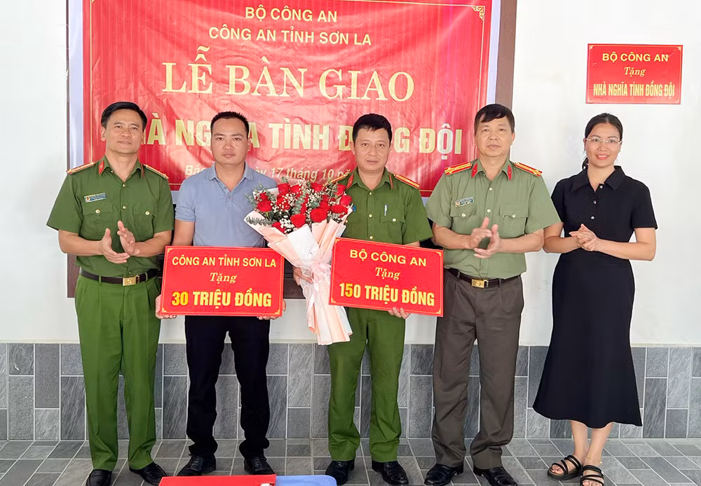 công an tỉnh nghiệm thu bàn giao nhà nghĩa tình đồng đội cho đồng chí thiếu tá đinh văn sơn.jpg -1