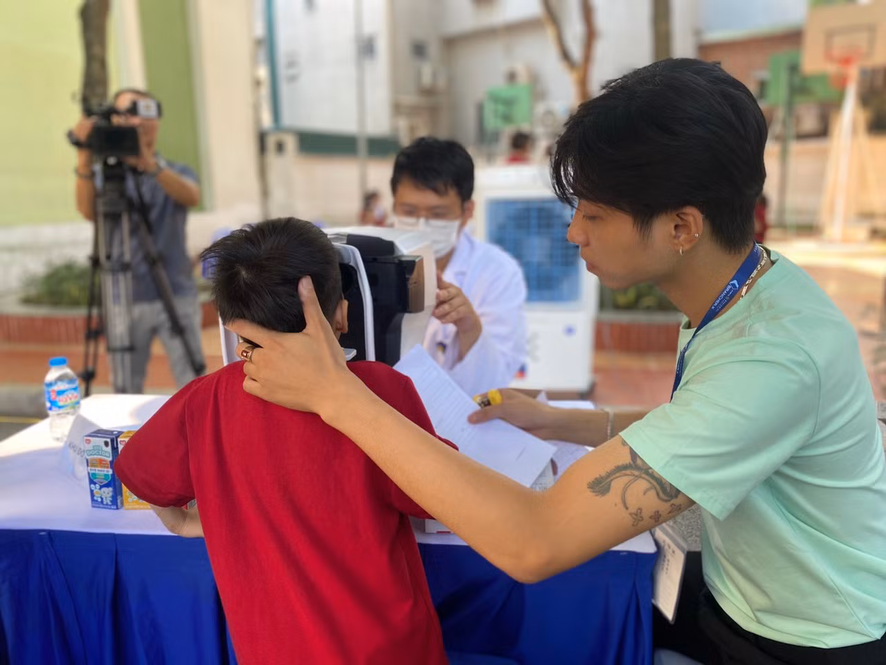 Khoảng 3 triệu trẻ em Việt mắc tật khúc xạ -0