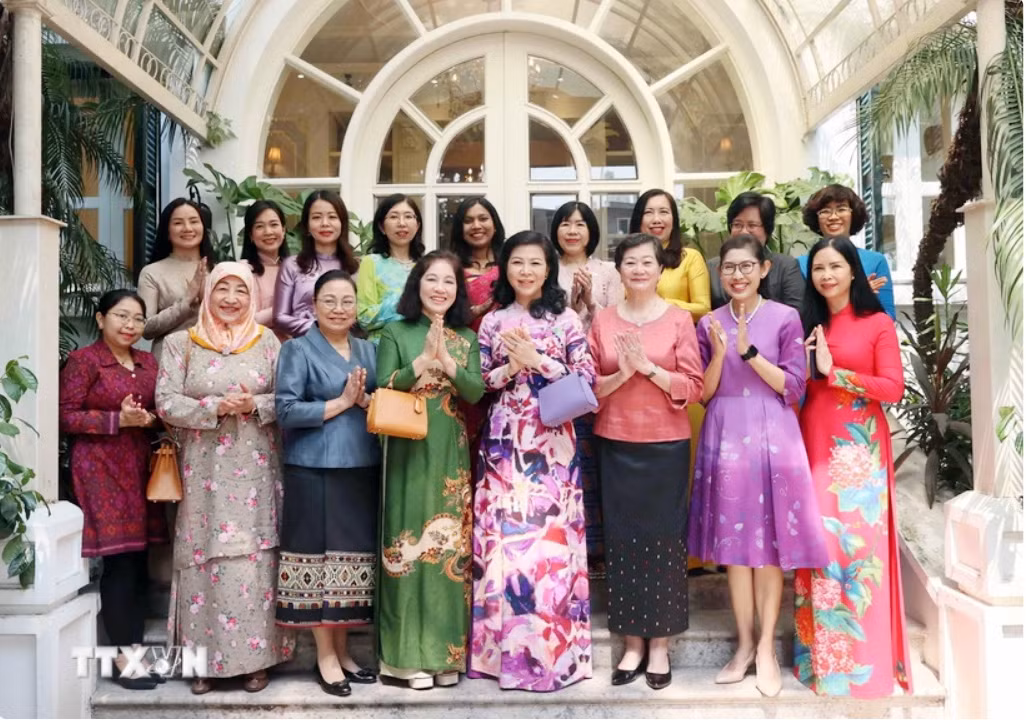 Phu nhân Tổng Bí thư, Chủ tịch nước Tô Lâm gặp mặt Ban Chấp hành Nhóm Phụ nữ Cộng đồng ASEAN -0