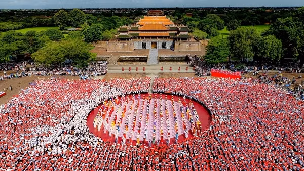 Hàng nghìn học sinh Cố đô Huế đội nón lá cổ vũ “nhà vô địch Olympia”