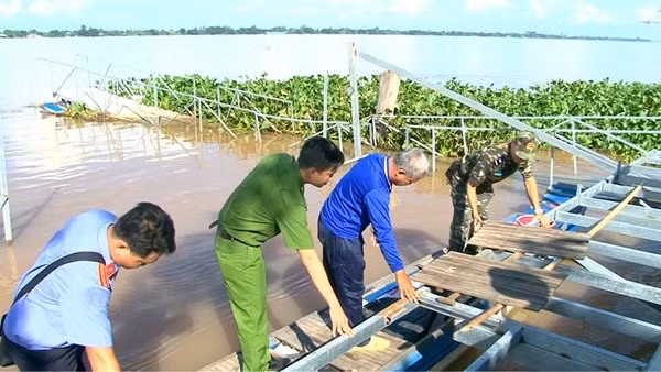 Dùng vỏ lãi vận chuyển thuốc lá lậu trên sông Tiền