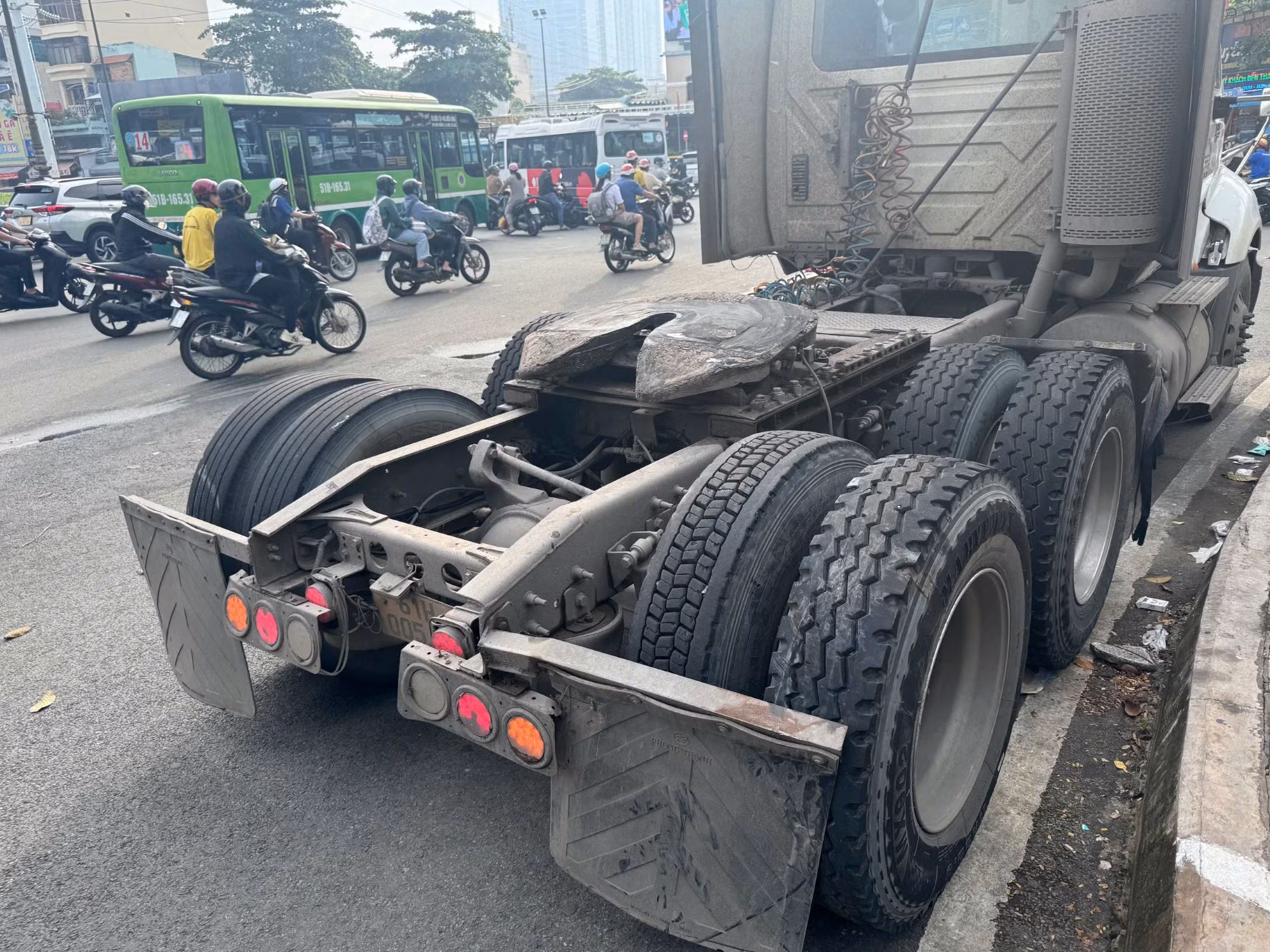 Xe đầu kéo lật ngay vòng xoay trung tâm thành phố, giao thông ùn ứ -0