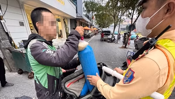 Shipper đang vận chuyển khí cười thì bị tóm