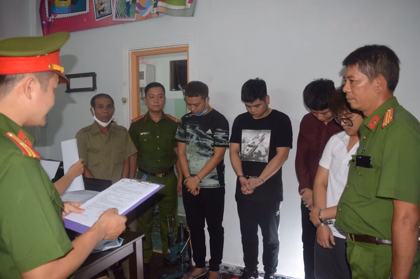 Khởi tố nhiều vụ làm giả con dấu, giấy tờ, tài liệu của cơ quan tổ chức -0