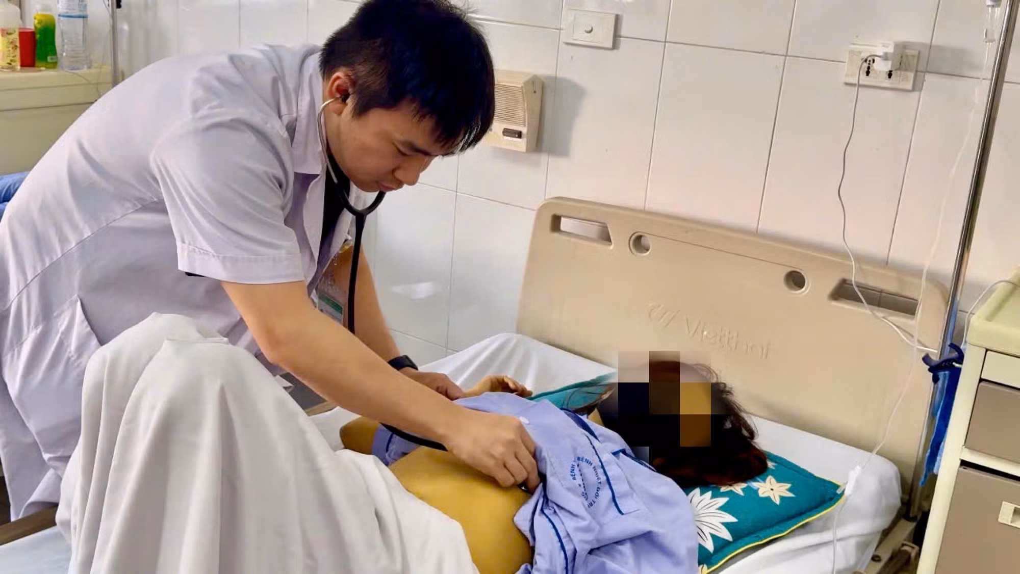 Tử vong vì chữa viêm gan B bằng thuốc nam -0