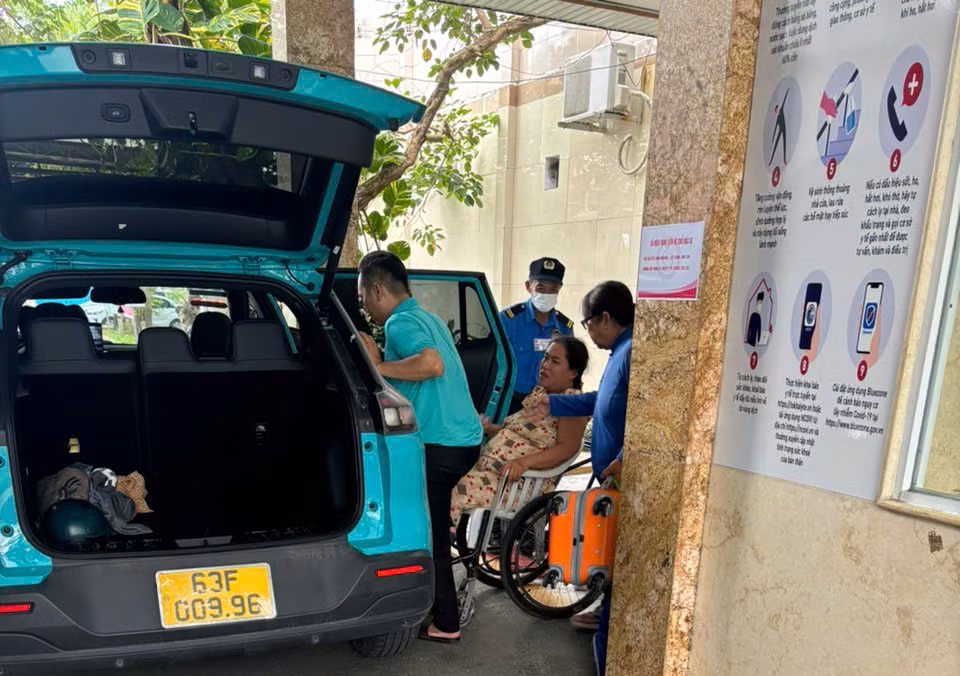 CSGT dẫn đường cho taxi chở sản phụ vỡ ối đến bệnh viện an toàn -3