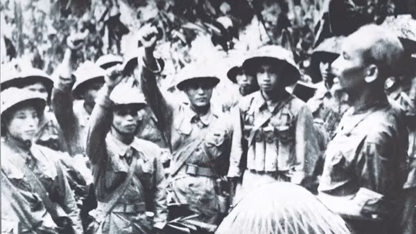 Những ngày đầu tiếp quản Thủ đô: Nhớ lời dạy của Bác Hồ cảnh giác với "viên đạn bọc đường"