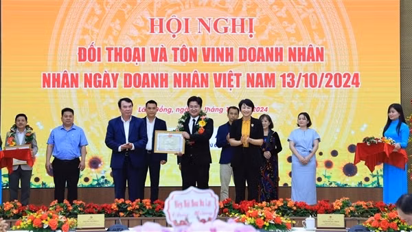 Giám đốc Happy Day Travel được tôn vinh về sự đóng góp cho phát triển du lịch Đà Lạt