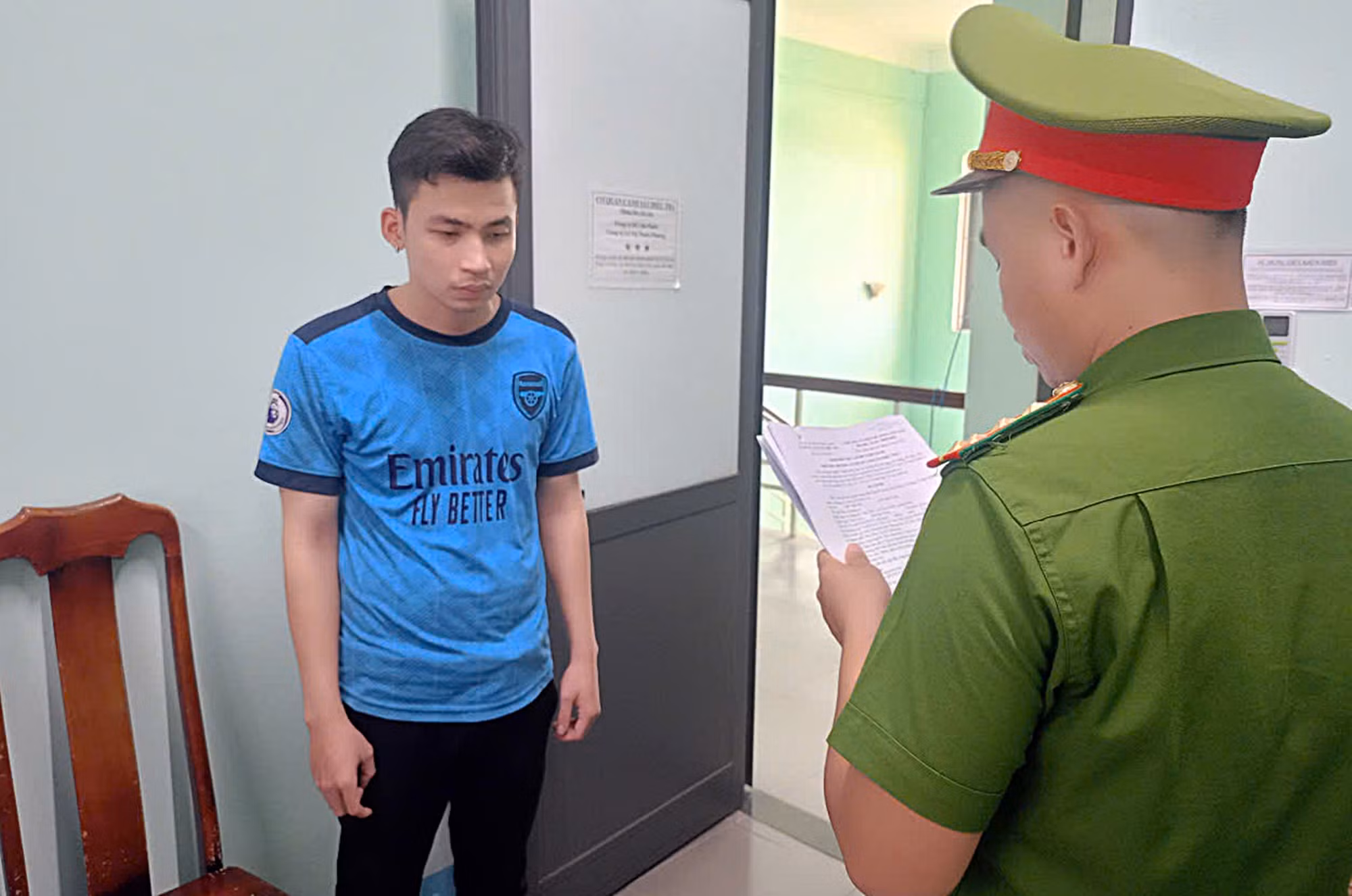 Bắt tạm giam đối tượng gửi clip nhạy cảm cho gia đình chồng sắp cưới của người yêu cũ -0