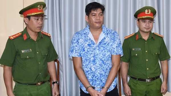 Nhậu nhẹt rồi đánh người, xúc phạm cán bộ Công an phường