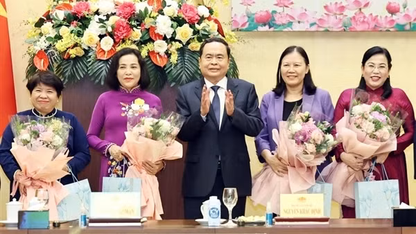 Chủ tịch Quốc hội gặp mặt nữ đại biểu Quốc hội hoạt động chuyên trách
