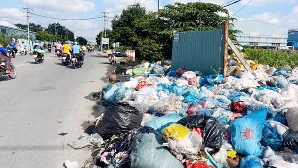 TP Hồ Chí Minh: Nhiều nơi ngập rác thải