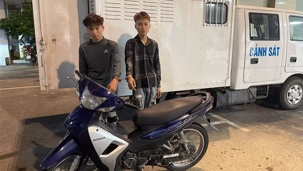 Hai tên cướp "nhí" tự chế dao rồi điều nạn nhân ra cánh đồng để "hành xử"