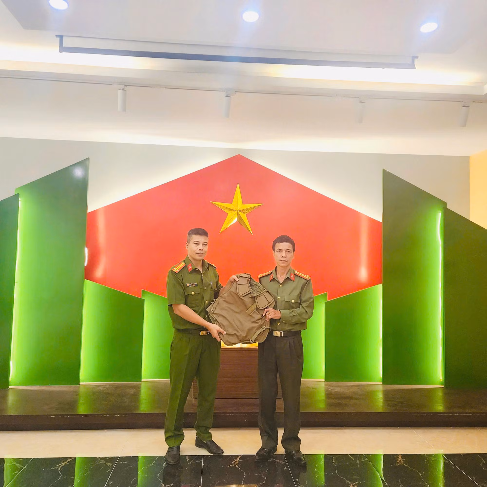 Tiếp nhận trên 4.000 hiện vật là quân hiệu, phù hiệu, huy hiệu Cảnh sát các nước -0